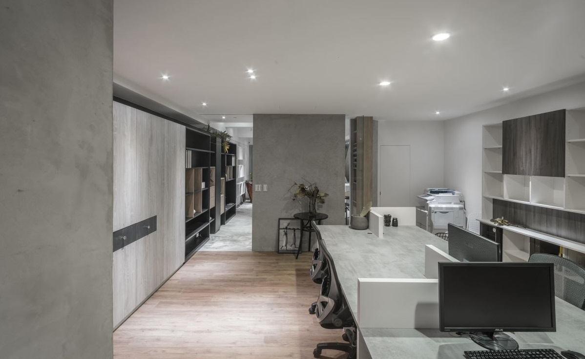 商業(yè)空間設(shè)計:老透天改造 showroom 工作室，有明亮前庭院和時髦吧臺